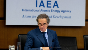 Rafael Grossi, Diretor-Geral da Agência Internacional de Energia Atômica (AIEA), tomou assento na reunião do Conselho de Governadores da AIEA na sede da agência em Viena, Áustria, em 16 de junho de 2025. Em 19 de junho de 2025, o Irã acusou o órgão de vigilância nuclear da ONU de atuar como "parceiro" no que descreveu como uma "guerra de agressão" de Israel. A Agência Internacional de Energia Atômica (AIEA) acusou o Irã, em um relatório anterior ao início da guerra Irã-Israel, de descumprimento de suas obrigações em seu programa nuclear. (Foto de Joe Klamar / AFP)