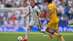 O atacante da Inglaterra, camisa 09, Harry Kane, é desafiado pelo meio-campista de Andorra, camisa 17, Joan Cervós, durante a partida das eliminatórias europeias da Copa do Mundo de 2026, 1ª rodada do grupo K, entre Andorra e Inglaterra, no Estádio RCDE, em Cornella de Llobregat, em 7 de junho de 2025. (Foto: Manaure Quintero / AFP)