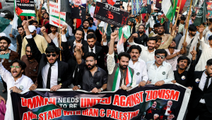 Ativistas do Movimento Paquistão Unido carregam cartazes e gritam slogans anti-Israel durante um protesto em Lahore, em 21 de junho de 2025, em meio ao conflito entre Irã e Israel. (Foto de Arif ALI / AFP)