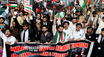 Ativistas do Movimento Paquist&atilde;o Unido carregam cartazes e gritam slogans anti-Israel durante um protesto em Lahore, em 21 de junho de 2025, em meio ao conflito entre Ir&atilde; e Israel. (Foto de Arif ALI / AFP)