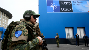 Um soldado patrulha do lado de fora do prédio onde são realizadas as reuniões da cúpula de dois dias dos Chefes de Estado e de Governo da OTAN, em Haia, em 24 de junho de 2025. (Foto de JOHN THYS / AFP)