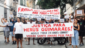 Imagem mostra moradores durante protesto na tarde deste sábado (7) • Uendell Vinicius/Voz das Comunidades