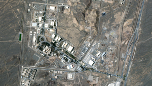 Esta foto de satélite, obtida do Planet Labs PBC e datada de 20 de maio de 2025, mostra uma vista da instalação de enriquecimento nuclear de Natanz, no centro do Irã. Os Estados Unidos lançaram ataques sem precedentes contra instalações nucleares iranianas, incluindo Fordo e as instalações em Isfahan e Natanz, em 22 de junho de 2023. Os ataques americanos ocorreram cerca de 10 dias após Israel lançar um ataque ao Irã, matando cientistas nucleares, comandantes militares de alto escalão, além de atingir bases militares, instalações nucleares e áreas residenciais em todo o país. (Foto: Planet Labs PBC / AFP)