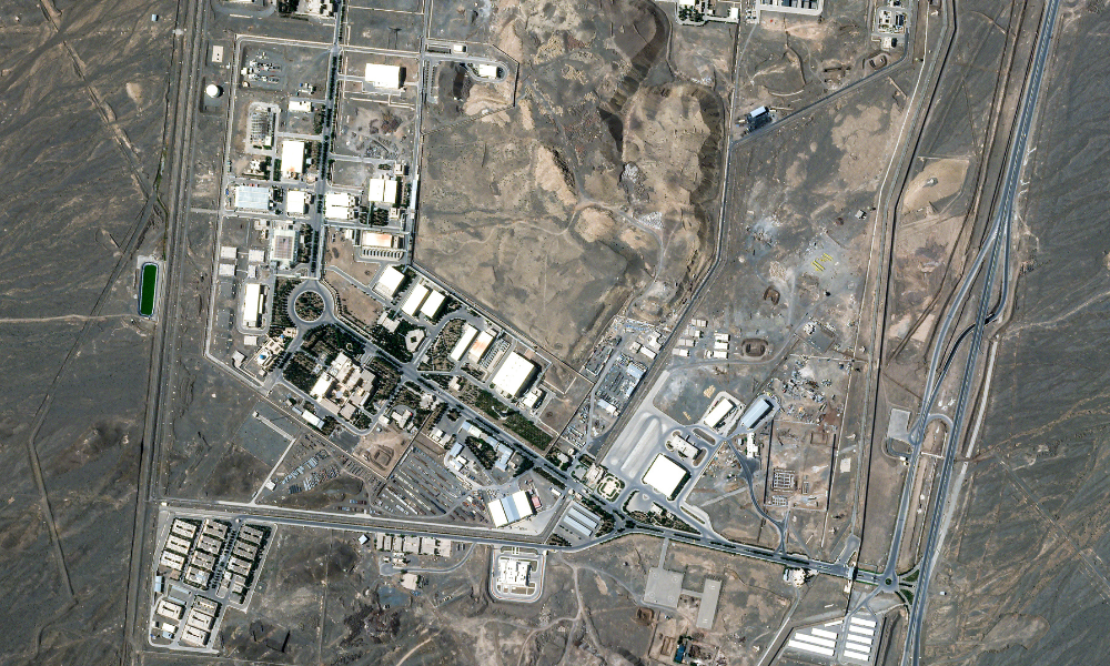 Esta foto de satélite, obtida do Planet Labs PBC e datada de 20 de maio de 2025, mostra uma vista da instalação de enriquecimento nuclear de Natanz, no centro do Irã. Os Estados Unidos lançaram ataques sem precedentes contra instalações nucleares iranianas, incluindo Fordo e as instalações em Isfahan e Natanz, em 22 de junho de 2023. Os ataques americanos ocorreram cerca de 10 dias após Israel lançar um ataque ao Irã, matando cientistas nucleares, comandantes militares de alto escalão, além de atingir bases militares, instalações nucleares e áreas residenciais em todo o país. (Foto: Planet Labs PBC / AFP)