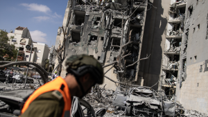 Serviços de emergência e agentes de segurança israelenses buscam vítimas nos escombros de um prédio atingido por um míssil iraniano em Bersheba, no sul de Israel, em 24 de junho de 2025. O presidente dos EUA, Donald Trump, anunciou um processo de cessar-fogo em fases, com duração de 24 horas, a partir das 4h GMT de 24 de junho, com o qual Israel afirmou ter concordado. O Irã não aceitou formalmente o cessar-fogo. (Foto de John Wessels / AFP)