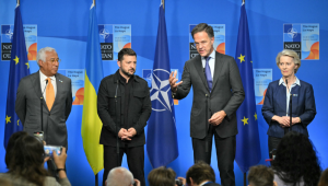 FOTOGRAFIA PRINCIPAL - O presidente do Conselho Europeu, Antonio Costa (E), o presidente da Ucrânia, Volodymyr Zelensky, o secretário-geral da OTAN, Mark Rutte, e a presidente da Comissão Europeia, Ursula Von der Leyen, falam à imprensa durante uma cúpula da OTAN em Haia, em 24 de junho de 2025. (Foto de NICOLAS TUCAT / AFP)