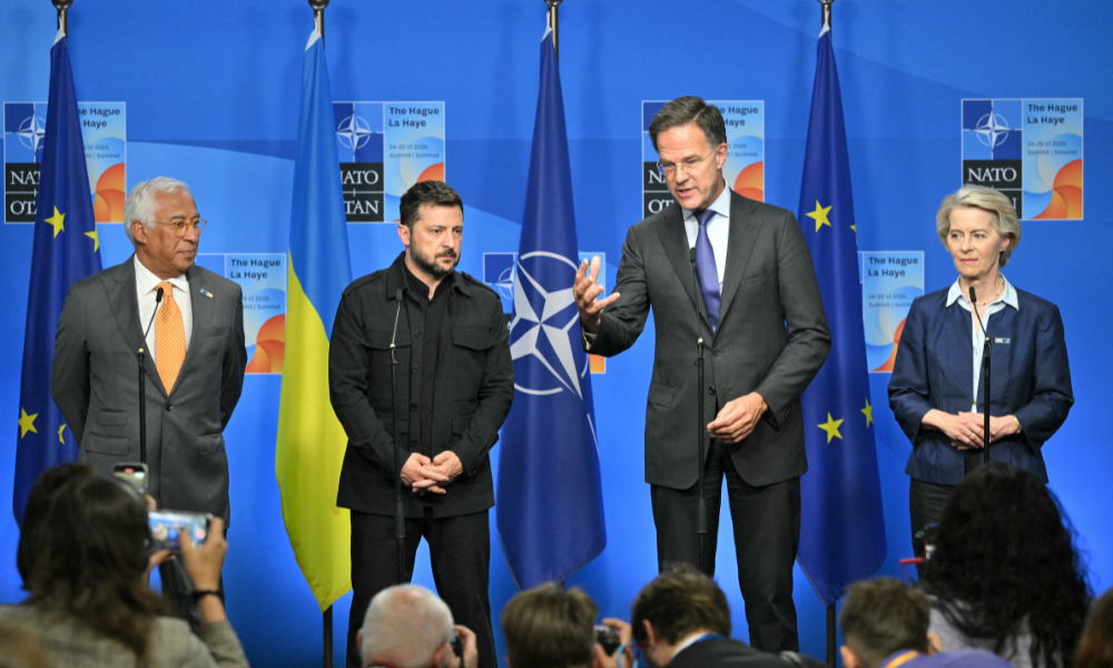 FOTOGRAFIA PRINCIPAL - O presidente do Conselho Europeu, Antonio Costa (E), o presidente da Ucrânia, Volodymyr Zelensky, o secretário-geral da OTAN, Mark Rutte, e a presidente da Comissão Europeia, Ursula Von der Leyen, falam à imprensa durante uma cúpula da OTAN em Haia, em 24 de junho de 2025. (Foto de NICOLAS TUCAT / AFP)