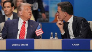 O presidente dos EUA, Donald Trump (E), fala com o secretário-geral da OTAN, Mark Rutte, em uma reunião plenária do Conselho do Atlântico Norte durante a cúpula da Organização do Tratado do Atlântico Norte (OTAN) em Haia, em 25 de junho de 2025. (Foto de Kin Cheung / POOL / AFP)