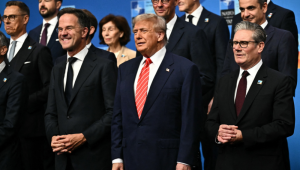 O Secretário-Geral da OTAN, Mark Rutte, o Presidente dos EUA, Donald Trump, e o Primeiro-Ministro britânico, Keir Starmer, posam com os líderes dos países da OTAN para uma foto de família durante a cúpula de Chefes de Estado e de Governo da Organização do Tratado do Atlântico Norte (OTAN) em Haia, em 25 de junho de 2025. Os líderes da OTAN realizam uma cúpula de dois dias nos dias 24 e 25 de junho em Haia. (Foto de Ben STANSALL / AFP)