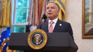 O Enviado Especial dos EUA para o Oriente Médio, Steve Witkoff, discursa durante a cerimônia de posse da Procuradora Interina dos EUA para Washington, D.C., Jeanine Pirro, no Salão Oval da Casa Branca, em 28 de maio de 2025, em Washington, D.C. Trump anunciou Pirro, ex-personalidade da Fox News, juíza, promotora e política, após perder o apoio no Senado para sua primeira escolha, Ed Martin, devido às suas opiniões sobre o ataque de 6 de janeiro de 2021 ao Capitólio dos EUA. Andrew Harnik/Getty Images/AFP (Foto de Andrew Harnik / GETTY IMAGES NORTH AMERICA / Getty Images via AFP) Conteúdo relacionado