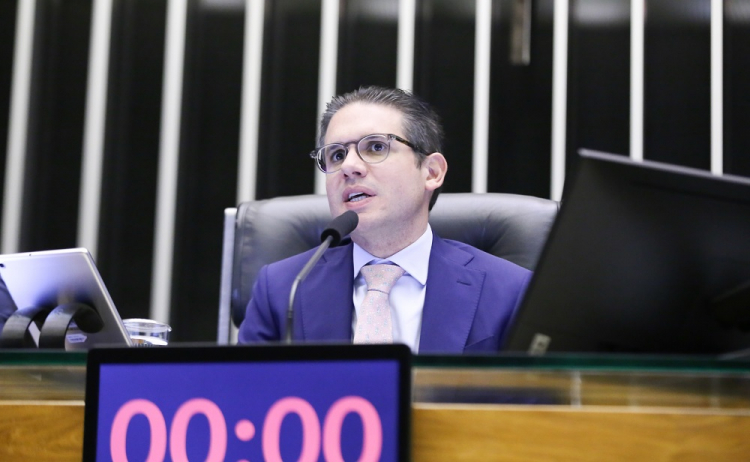 Hugo Motta encaminha ordem de perda de mandato de Carla Zambelli à CCJ da Câmara