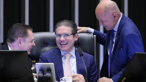 O deputado federal Hugo Motta, presidente da Câmara, conversa com outros parlamentares