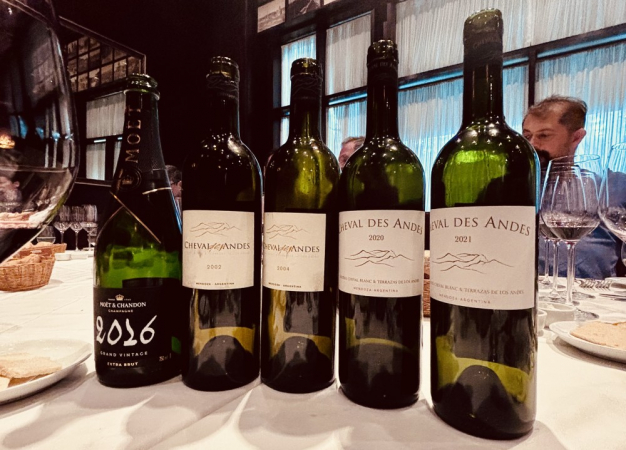 Rótulos de cinco vinhos