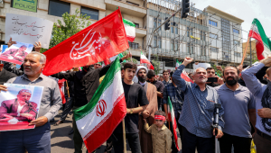 Pessoas se reúnem para um protesto contra a onda de ataques israelenses contra o Irã no centro de Teerã, em 13 de junho de 2025. Israel atingiu cerca de 100 alvos no Irã em 13 de junho, incluindo instalações nucleares e centros de comando militar, matando figuras importantes, como o chefe das Forças Armadas e importantes cientistas nucleares. (Foto de ATTA KENARE / AFP)