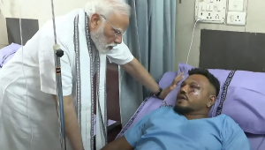 TOP SHOT - Esta captura de tela de um vídeo gravado e divulgado pelo canal Narendra Modi no YouTube em 13 de junho de 2025 mostra o primeiro-ministro indiano, Narendra Modi (E), reunindo-se com Vishwash Kumar Ramesh, único sobrevivente do acidente do voo 171 da Air India, em um hospital em Ahmedabad. Equipes de resgate com cães farejadores vasculharam o local do acidente, em 13 de junho, do jato de passageiros com destino a Londres, que se chocou contra uma área residencial da cidade indiana de Ahmedabad, matando pelo menos 265 pessoas a bordo e em solo. (Foto de NARENDRA MODI YOUTUBE CHANNEL / AFP) / -----NOTA DO EDITOR --- USO RESTRITO AO EDITORIAL - CRÉDITO OBRIGATÓRIO "AFP PHOTO / NARENDRA MODI YOUTUBE CHANNEL" - SEM MARKETING - SEM CAMPANHAS PUBLICITÁRIAS - DISTRIBUÍDO COMO UM SERVIÇO AOS CLIENTES