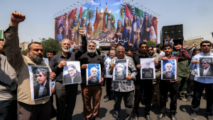 Pessoas entoam slogans durante um protesto contra a onda de ataques israelenses contra o Irã na Praça Enghelab (Revolução), no centro de Teerã, em 13 de junho de 2025. Israel atingiu cerca de 100 alvos no Irã em 13 de junho, incluindo instalações nucleares e centros de comando militar, matando figuras importantes, como o chefe das Forças Armadas e importantes cientistas nucleares. (Foto de ATTA KENARE / AFP)
