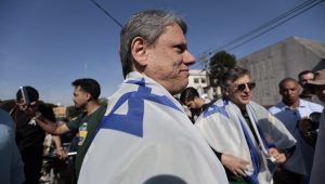 Tarcísio de Freitas usa a bandeira de Israel nos ombros durante a 33ª Edição da Marcha para Jesus