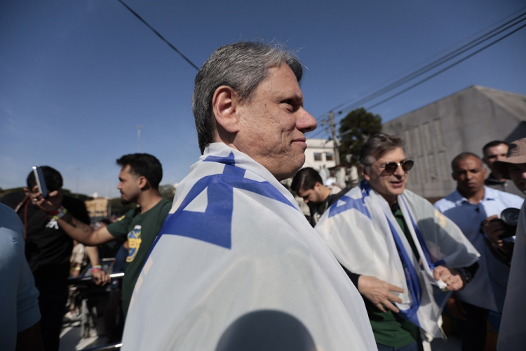 Tarcísio de Freitas usa a bandeira de Israel nos ombros durante a 33ª Edição da Marcha para Jesus