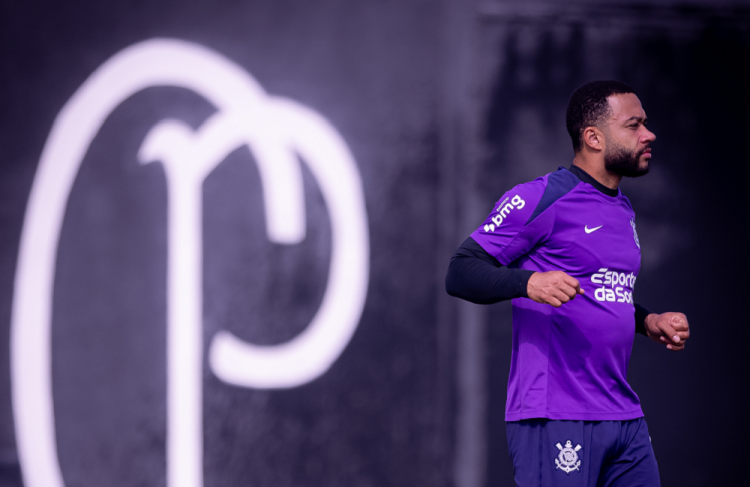 Após sumiço, Memphis Depay reaparece no Corinthians, mas futuro é incerto