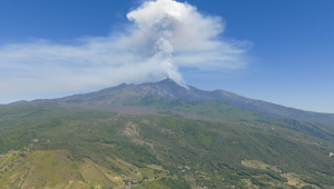 Fumaça sobe da cratera do vulcão Etna durante sua erupção