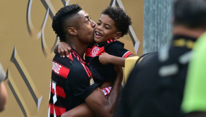 Bruno Henrique, eleito craque do jogo, comemora seu gol contra o Chelsea