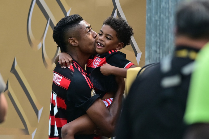 Bruno Henrique, eleito craque do jogo, comemora seu gol contra o Chelsea