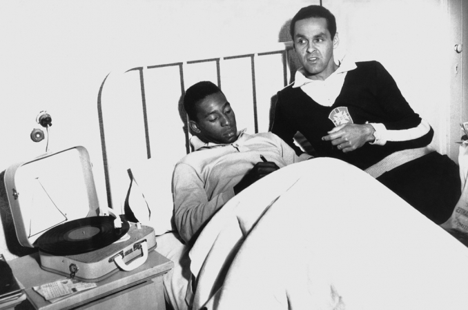 Forçado a repousar devido a contusão que sofreu no jogo contra a Tchecoslováquia, Pelé (e) passa o tempo ao lado do goleiro Gilmar, escrevendo carta