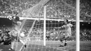 Pelé marca o gol da vitória do Brasil por 1 a 0 sobre o Paraguai, no estádio do Maracanã, pela última rodada das Eliminatórias para a Copa do Mundo de 1970