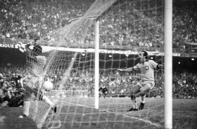 Pelé marca o gol da vitória do Brasil por 1 a 0 sobre o Paraguai, no estádio do Maracanã, pela última rodada das Eliminatórias para a Copa do Mundo de 1970