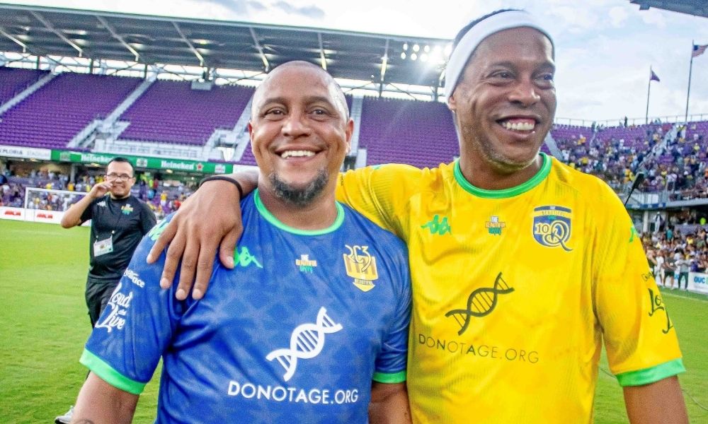 Ícones do Futebol Mundial se Encontram em Jogo Histórico: Ronaldinho Gaúcho e Roberto Carlos Atraem Multidão!