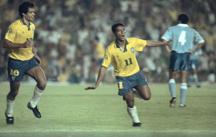 Romário(d), e Raí (e) da seleção do Brasil, comemoram após a marcação do primeiro gol da partida contra o Uruguai, válida pelas eliminatórias da Copa do Mundo de 94, no estádio do Maracanã