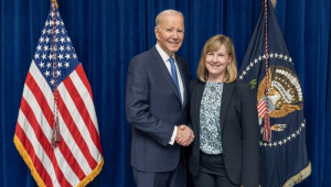 A congressista Melissa Hortman com o ex-presidente Joe Biden, de quem era apoiadora, em foto postada no seu perfil do Instagram