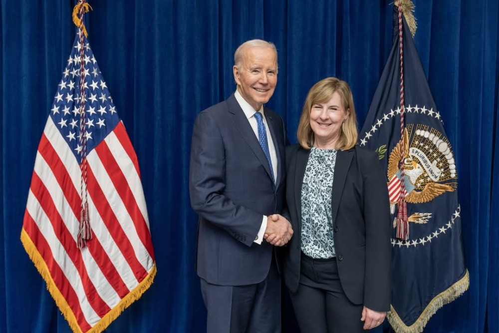 A congressista Melissa Hortman com o ex-presidente Joe Biden, de quem era apoiadora, em foto postada no seu perfil do Instagram