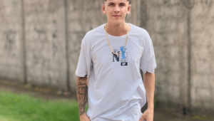 Influenciador morre atropelado após cair da garupa de moto em rodovia de Minas Gerais