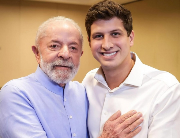 Lula e João Campos durante a convenção do PSB que elegeu o prefeito do Recife como presidente nacional do partido