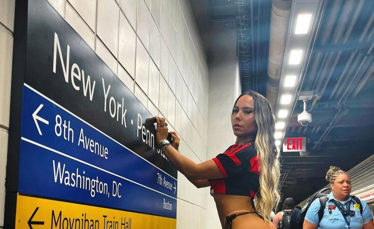 Mulher Melão posa para foto no metrô dos EUA