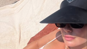 Isis Valverde curte lua de mel na Sardenha e posa de biquíni nude