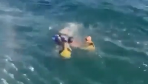 Bombeiros resgatam praticantes de stand up paddle na praia do Leme, zona sul do Rio de Janeiro