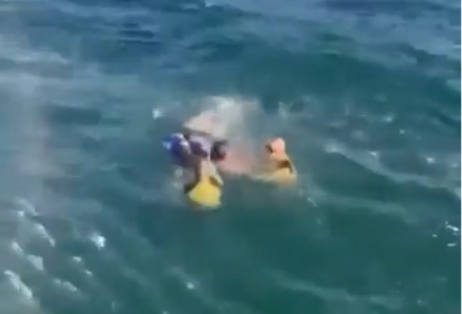 Bombeiros resgatam praticantes de stand up paddle na praia do Leme, zona sul do Rio de Janeiro