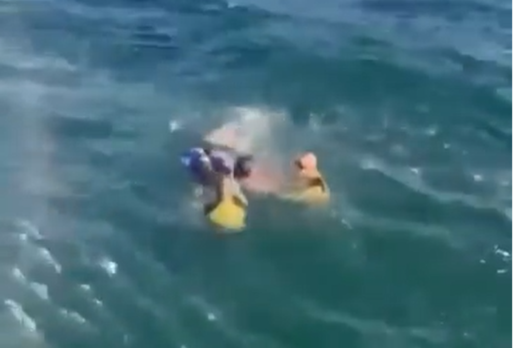 Bombeiros resgatam praticantes de stand up paddle na praia do Leme, zona sul do Rio de Janeiro