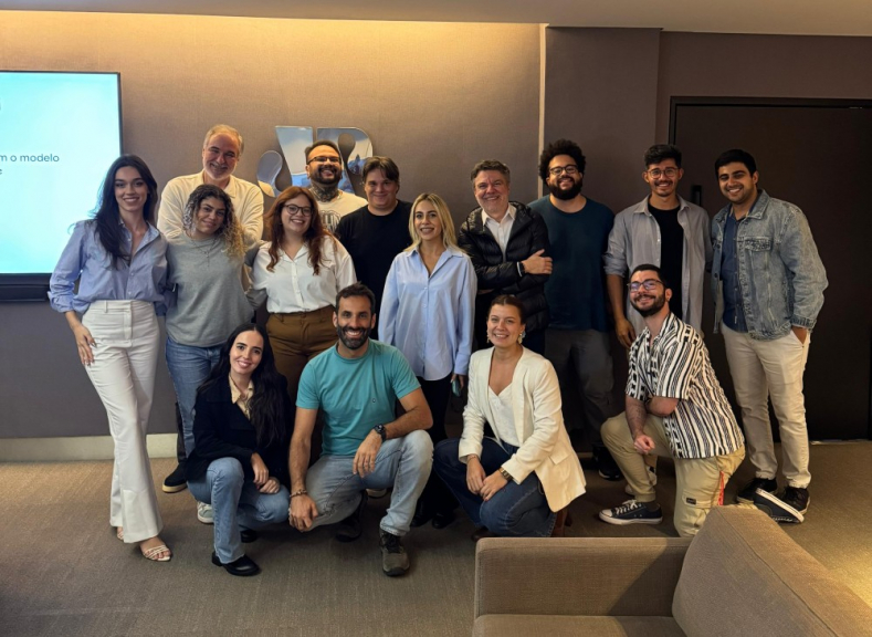 Jovem Pan recebe treinamento do Google sobre uso de inteligência artificial nas rotinas da redação