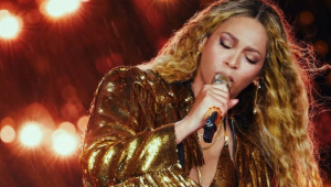 Calça de Beyoncé cai durante show em Londres