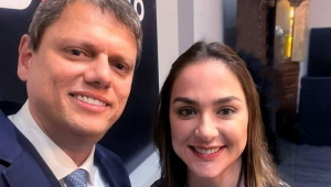 Ana Carolina Serra, autora do projeto de lei 843/2023, ao lado do governador Tarcísio de Freitas