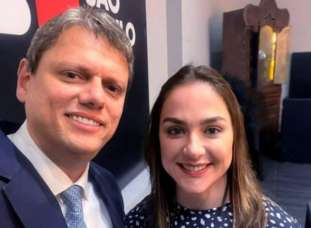 Ana Carolina Serra, autora do projeto de lei 843/2023, ao lado do governador Tarcísio de Freitas