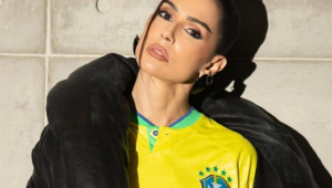 Deborah Secco exalta cultura brasileira com look ‘Brasilcore’ em jogo da seleção