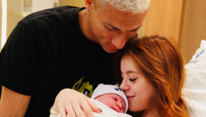 Richarlison e Amanda Araújo celebram o nascimento do primeiro filho