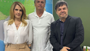 Jair Bolsonaro com seus aiados Adrilles Jorge, vereador e São Paulo, e Julie Milk, jornalista e influenciadora