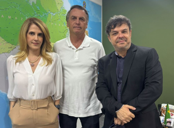 Jair Bolsonaro com seus aiados Adrilles Jorge, vereador e São Paulo, e Julie Milk, jornalista e influenciadora