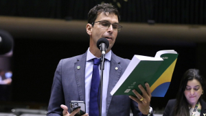 Luiz Lima, do Novo, durante discurso no plenário da Câmara