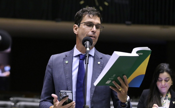Luiz Lima, do Novo, durante discurso no plenário da Câmara